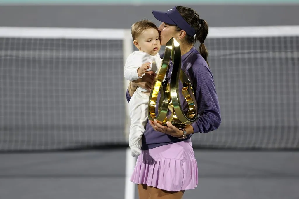 Belinda Bencic y su hija Bella tras ser campeona en Abu Dhabi 2025. (Foto: Getty).