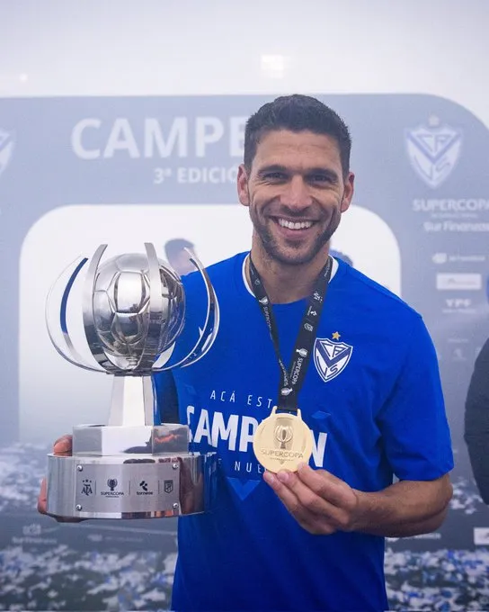 Lisandro Magallán ya celebró su primer título con Vélez.