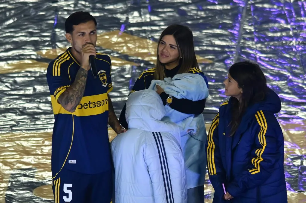 Camila Galante y sus tres hijos acompañaron a Leandro Paredes en La Bombonera.