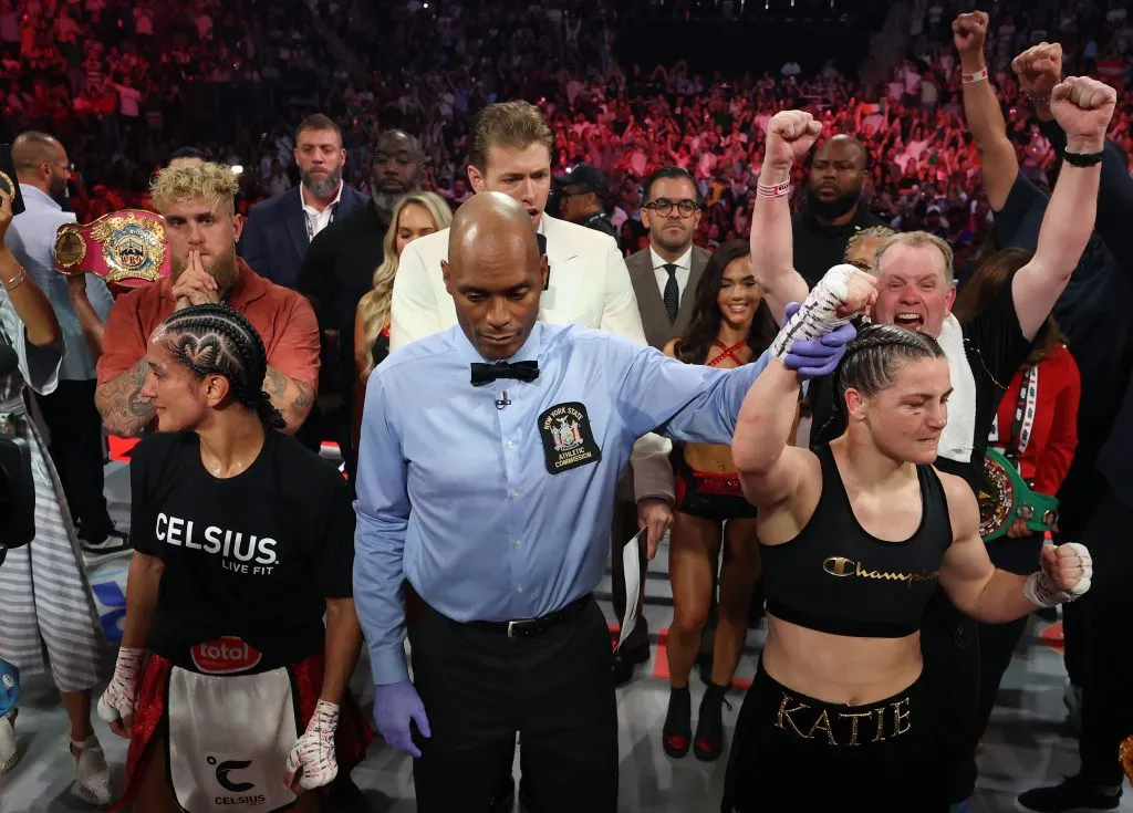 La celebración del Team Taylor y la decepción de Jake Paul.