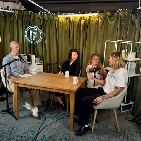 Hart pasó de los tres palos a entrevistar futbolistas (@joehartofficial).