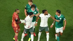 Enzo Fernández discutiendo con Richard Ríos.