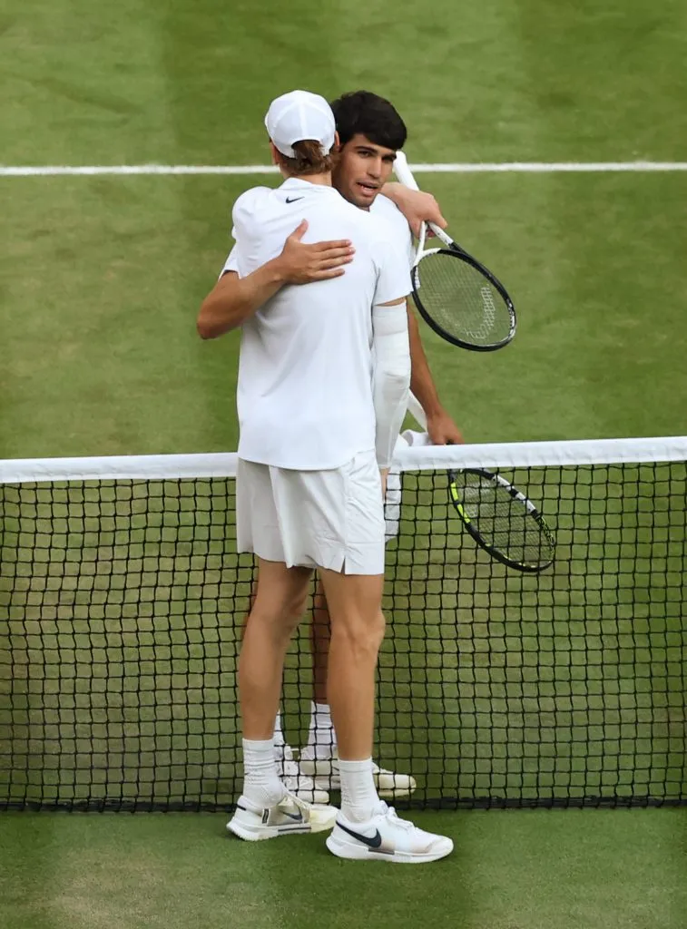 El abrazo en la red entre Sinner y Alcaraz tras la final de Wimbledon. (Foto: Getty).