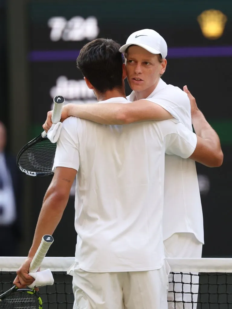 Respeto mutuo: el abrazo entre Sinner y Alcaraz tras el partido. (Foto: Getty).