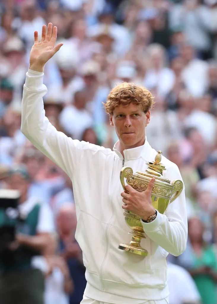 Jannik Sinner con el trofeo de campeón. (Foto: Getty).