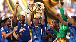 Cole Palmer, junto a sus compañeros de Chelsea, con el trofeo del Mundial de Clubes 2025. (Getty Images)