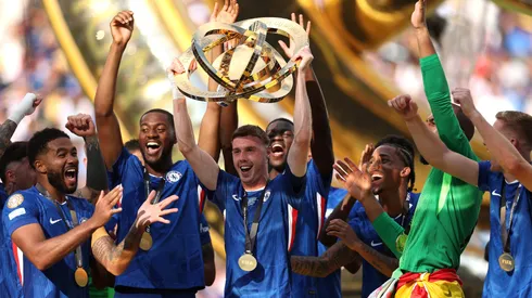 Cole Palmer, junto a sus compañeros de Chelsea, con el trofeo del Mundial de Clubes 2025. (Getty Images)