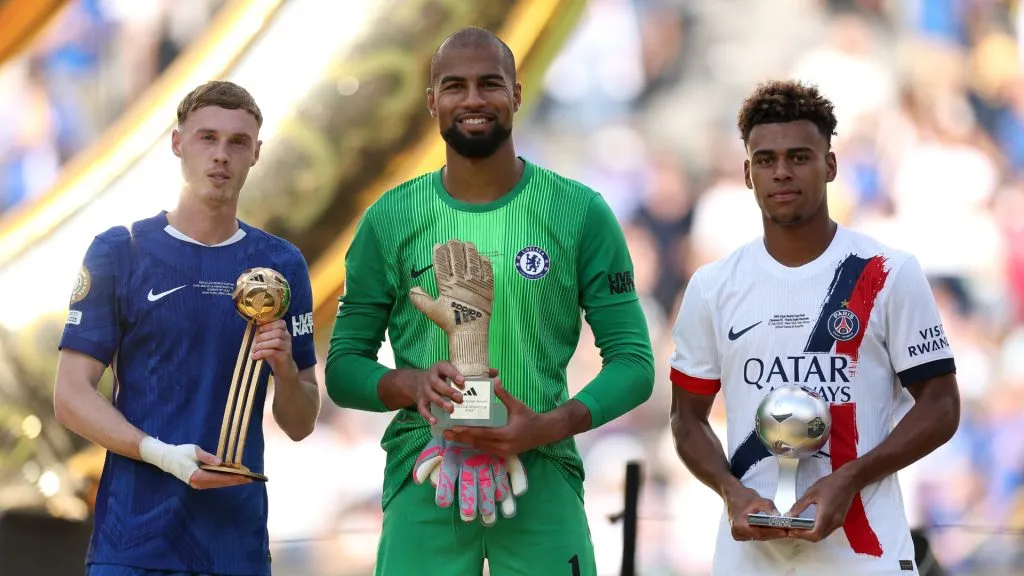 Cole Palmer y Robert Sánchez de Chelsea, junto a Desire Doué de París Saint-Germain. (Getty Images)