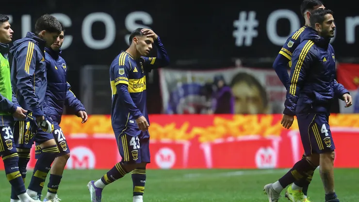 Los jugadores de Boca tras el empate con Argentinos Juniors.