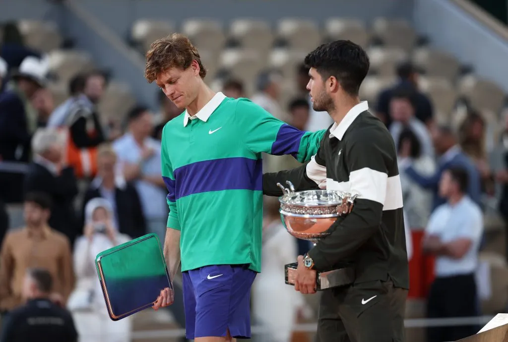 Sinner y Alcaraz tras la final de Roland Garros 2025. (Foto: Getty).