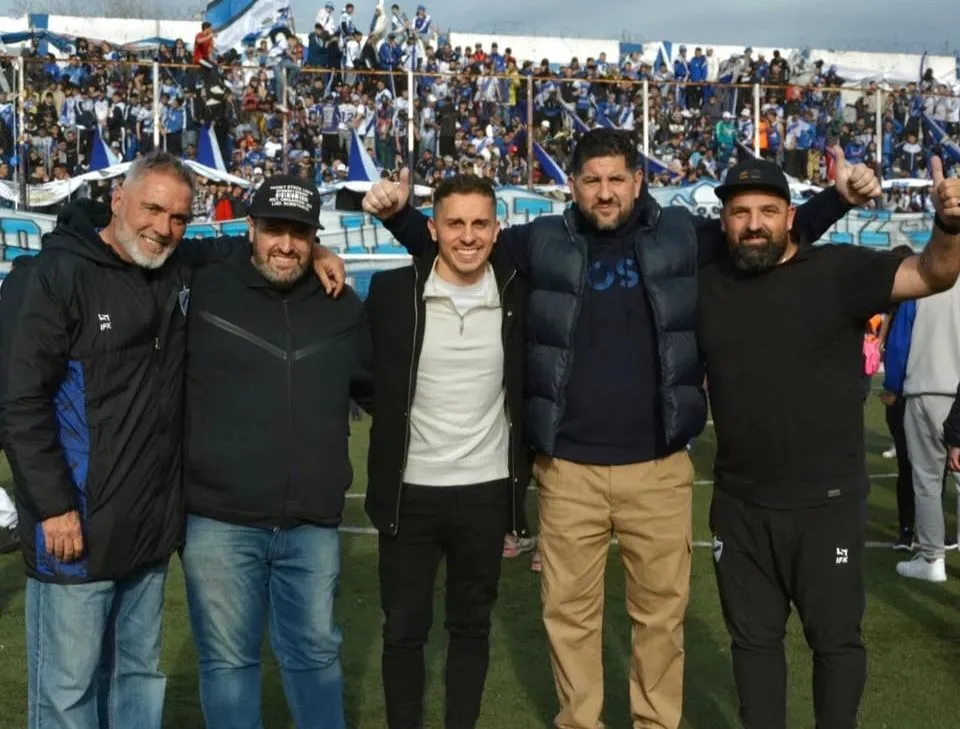 Agustín Orión festejando el Apertura 2025 de Midland, con el sueño latente de ascender a la Primera Nacional (@orionagus).