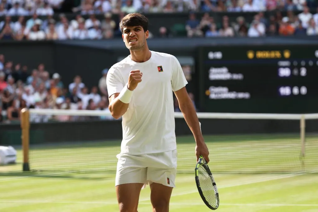 Carlos Alcaraz ante Jannik Sinner durante la final de Wimbledon 2025. (Getty Images)