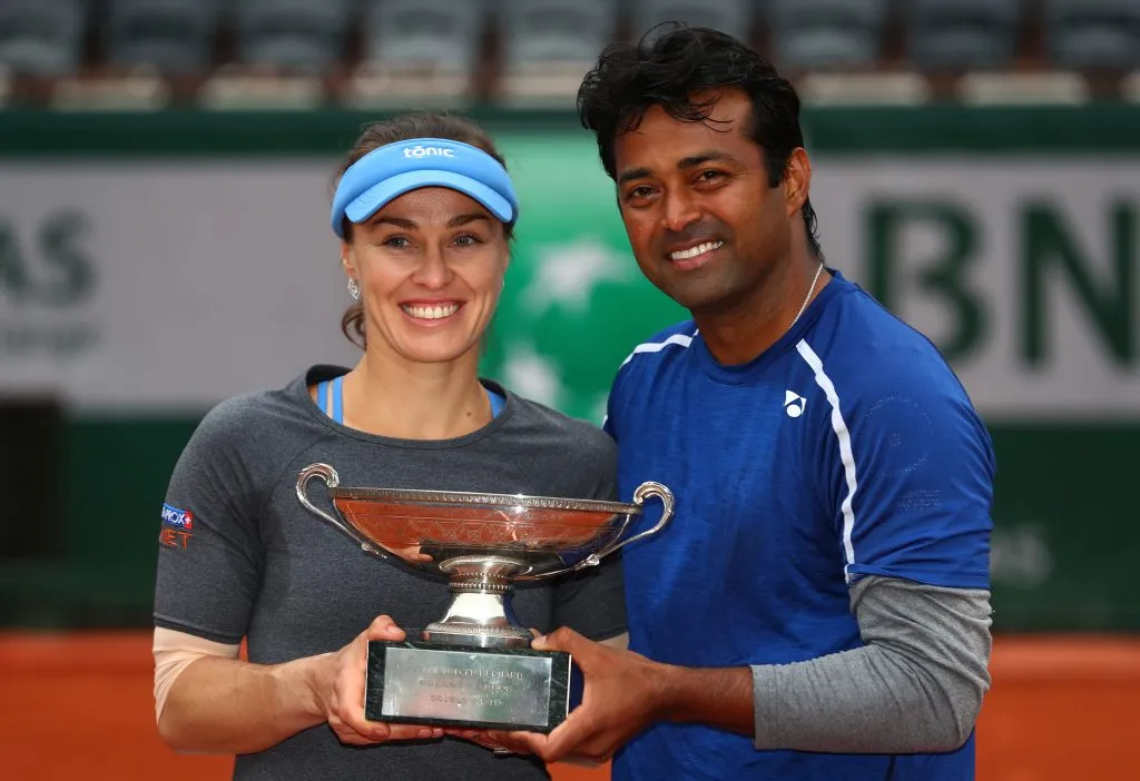 Martina Hingis y Leander Paes tras ganar Roland Garros 2016.