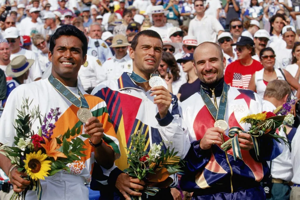 Paes, Bruguera y Agassi, los medallistas de los Juegos Olímpicos de Atlanta 96 en individuales. (Foto: Getty).
