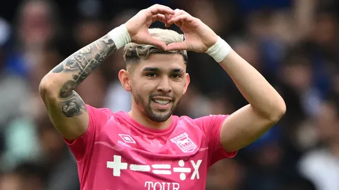 Juega en la Premier League y visitó La Bombonera.