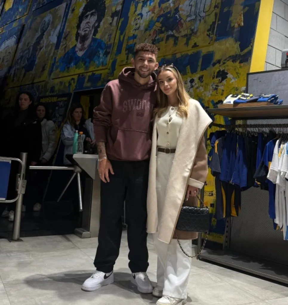 Julio Enciso, paseando con su esposa por el museo de Boca la semana pasada