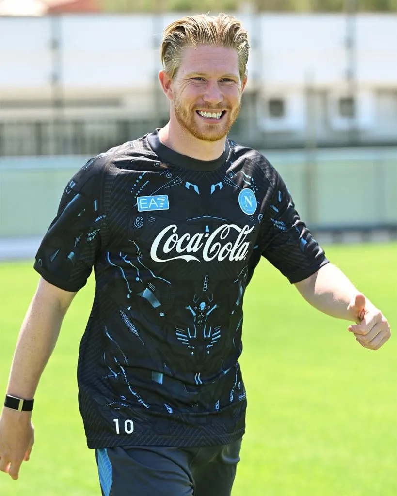 De Bruyne, el primer jugador en usar la camiseta 10 del Napoli en dos décadas.