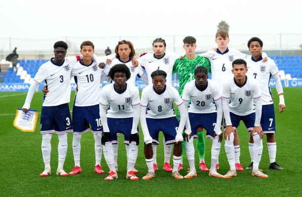 Freddie Lawrie (6) ya llama la atención por su altura, comparado con compañeros de su edad.