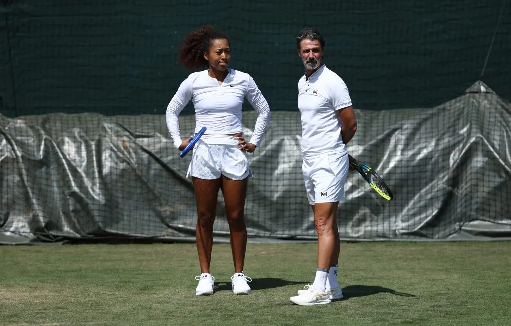 Naomi Osaka y Patrick Mouratoglou en Wimbledon 2025. (Foto: Getty).