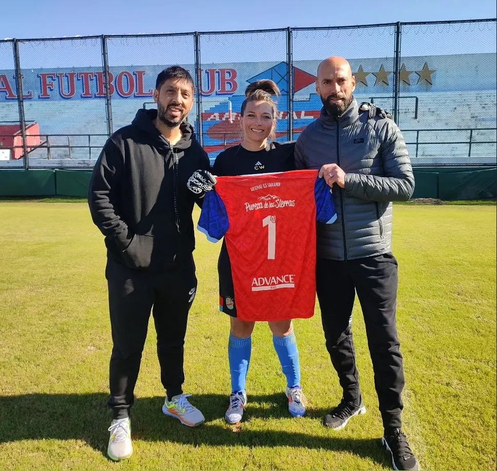 Willy y su hermana Gabriela en una visita a Arsenal. Foto Arsenal Femenino.