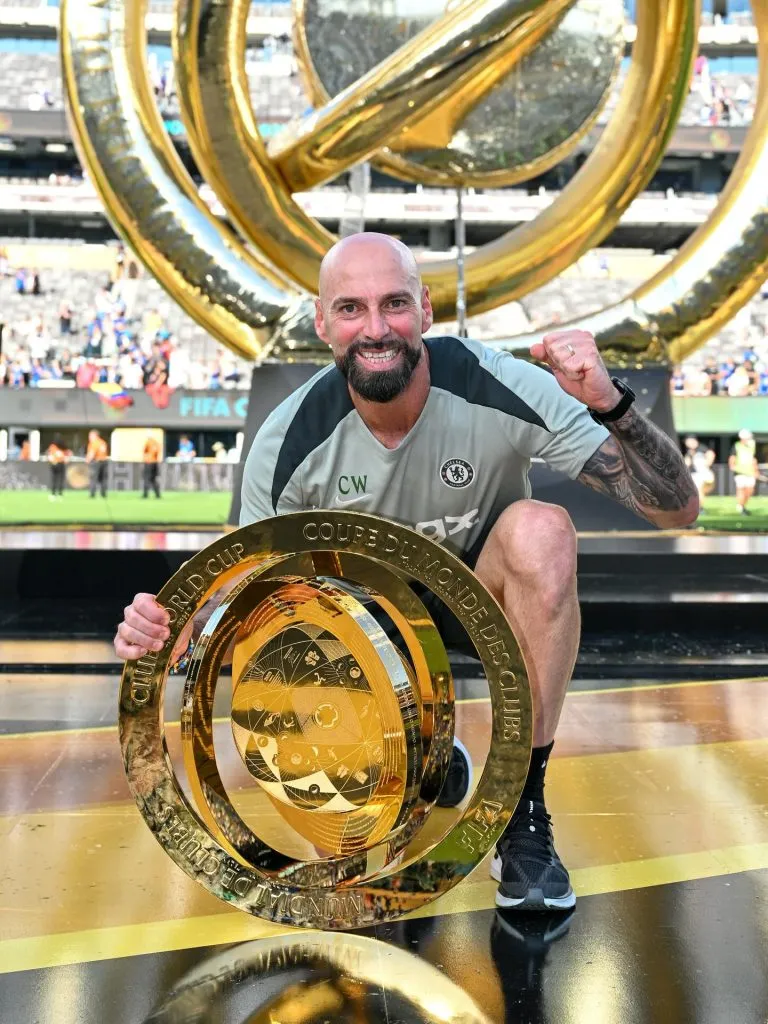 Caballero y el trofeo del campeón del mundo. Foto IG Caballero