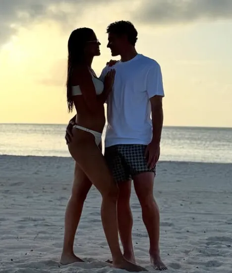 Emilia y Julián en las playas de Ibiza. (Foto: @emiliafferrero).