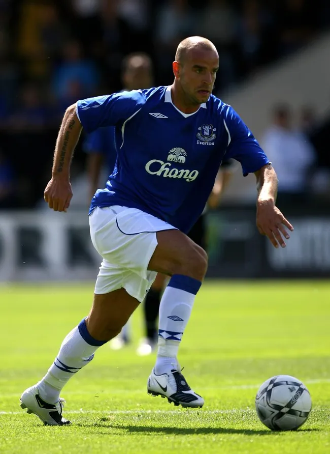 Andy van der Meyde durante su paso por Everton (Getty Images).