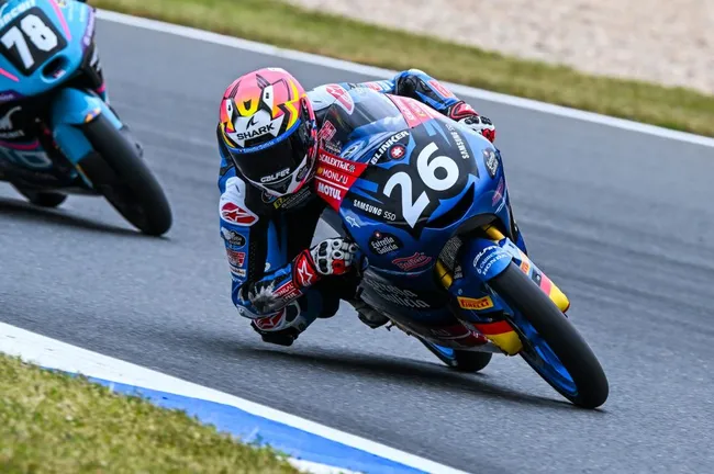 Pau Alsina, piloto español de 17 años, en plena acción en JuniorGP.