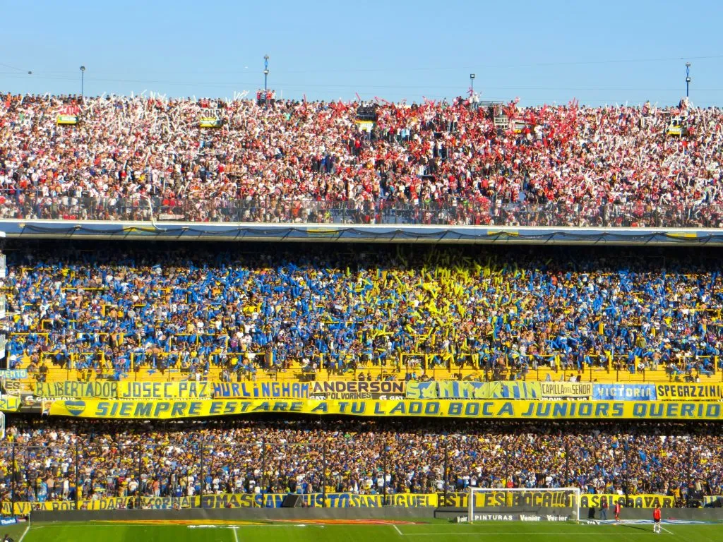 Los hinchas de River Plate en La Bombonera en el último Superclásico contra Boca con parcialidad visitante. (SayHueque)
