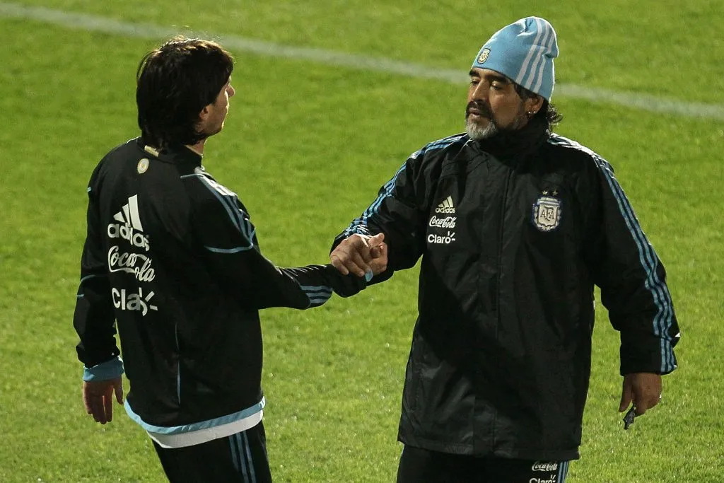 Diego Armando Maradona y Lionel Messi durante la Copa del Mundo de Sudáfrica 2010. (Getty Images)