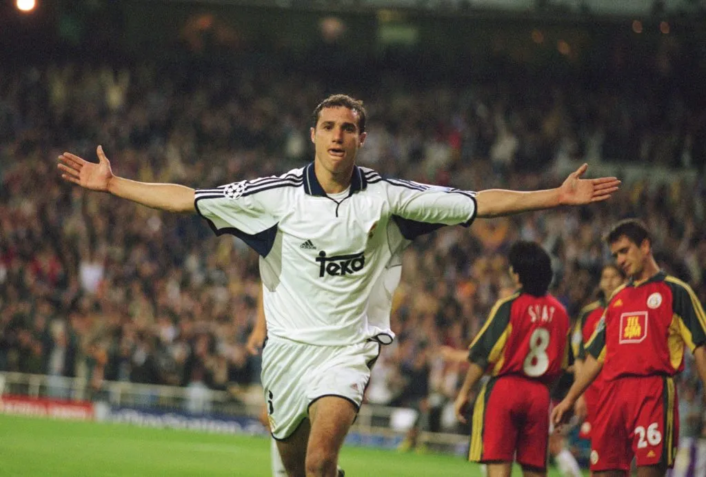 Helguera festejando uno de 33 goles en Real Madrid.