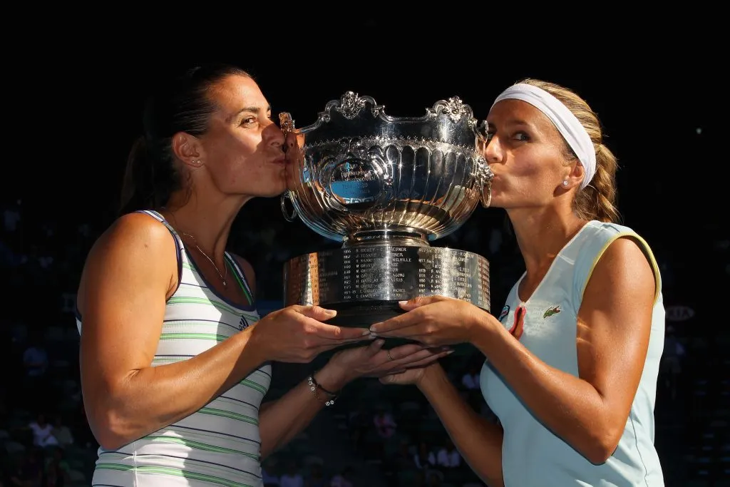 Flavia Pennetta y Gisela Dulko tras ganar el Abierto de Australia en 2011. (Foto: Getty).