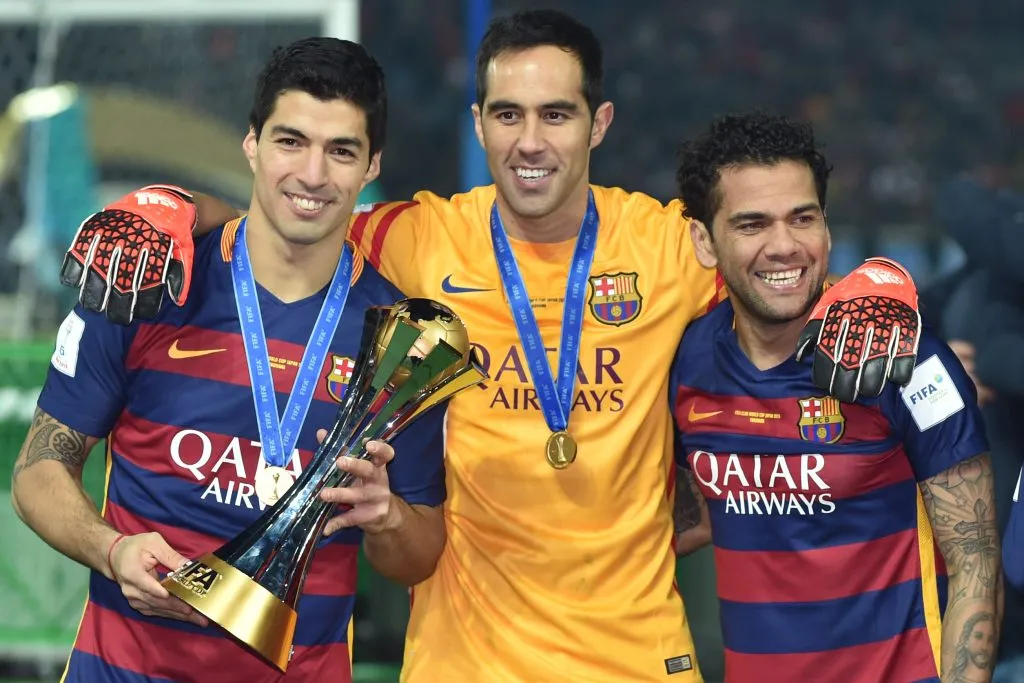 Claudio Bravo junto a Luis Suárez y Dani Alves en el Mundial de Clubes. (Foto: Getty)