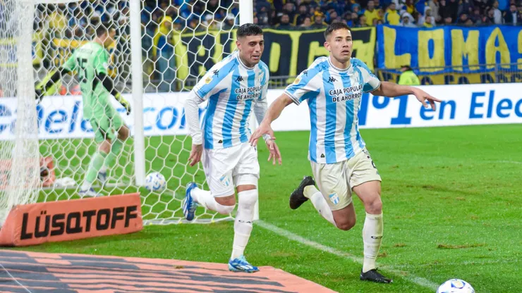Clever Ferreira festeja su gol ante Boca.