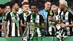 Alexander Isak con el trofeo de la Carabao Cup que consiguió en Newcastle.