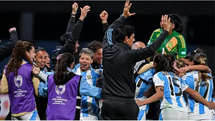 El plantel y el cuerpo técnico de la Selección Argentina femenina. (Prensa AFA)