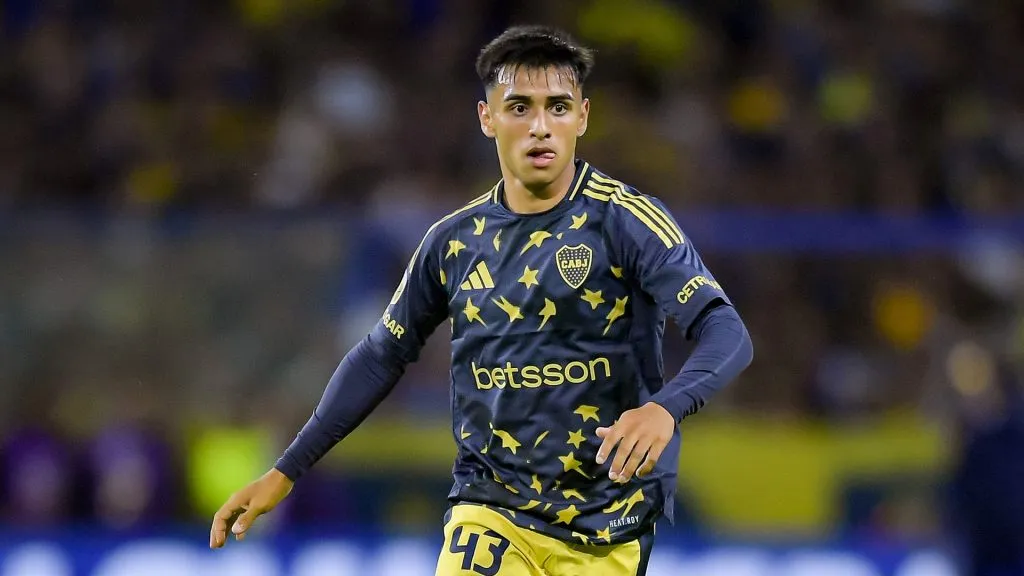 Milton Delgado, afuera del banco de suplentes contra Rosario Central (Getty).