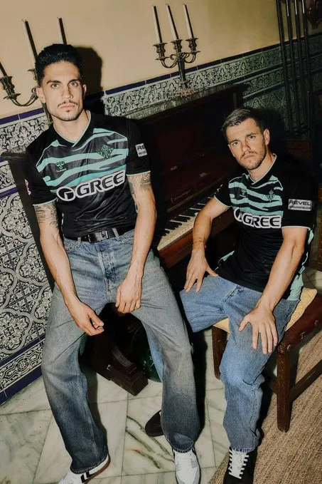La llamativa tercera camiseta que presentó Betis este jueves.