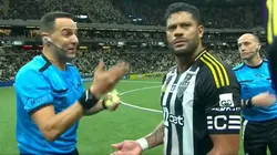 Hulk, incrédulo tras ser amonestado por Ostojich