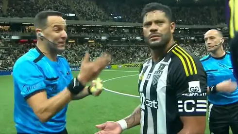 Hulk, incrédulo tras ser amonestado por Ostojich