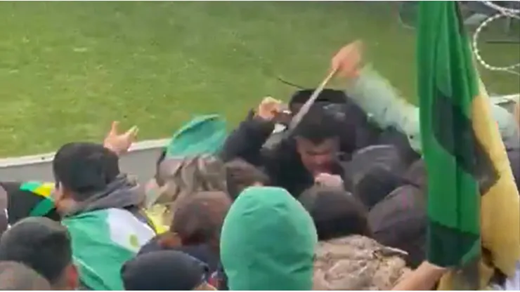 Se desató una violenta pelea con cuchillos en la popular de Aldosivi en pleno partido vs. Newell's: hay dos heridos