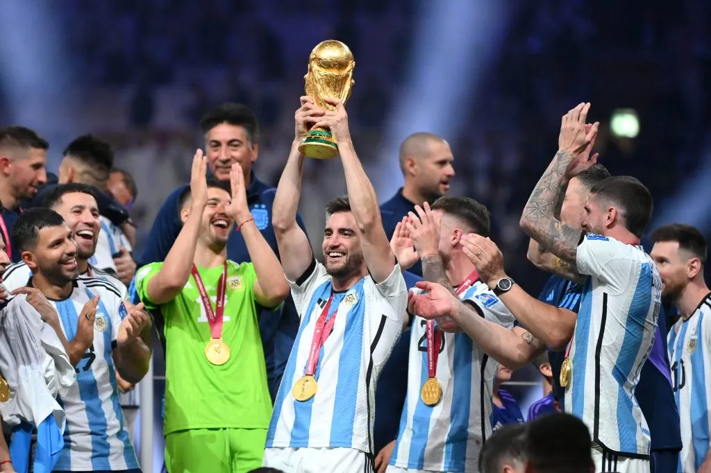 Nicolás Tagliafico levantando la Copa del Mundo con la Selección Argentina tras vencer a Francia en la final. (Getty Images)