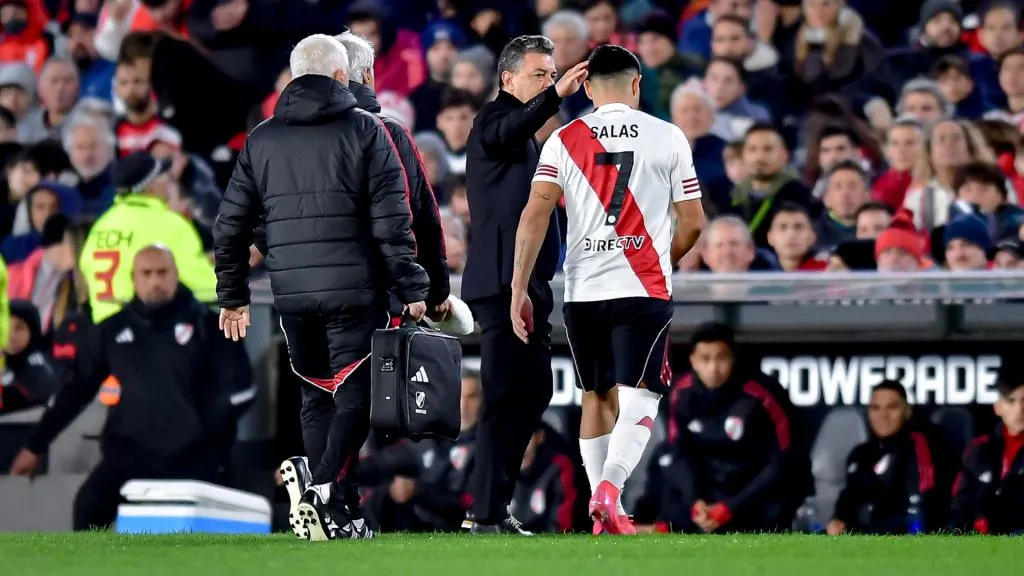 Así se fue Maxi Salas del campo de juego.