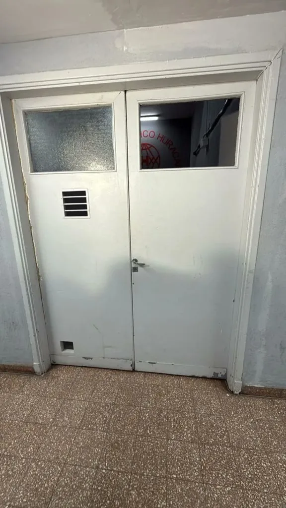 Así quedó la puerta del vestuario visitante del Ducó. (Foto: @TyCSports).