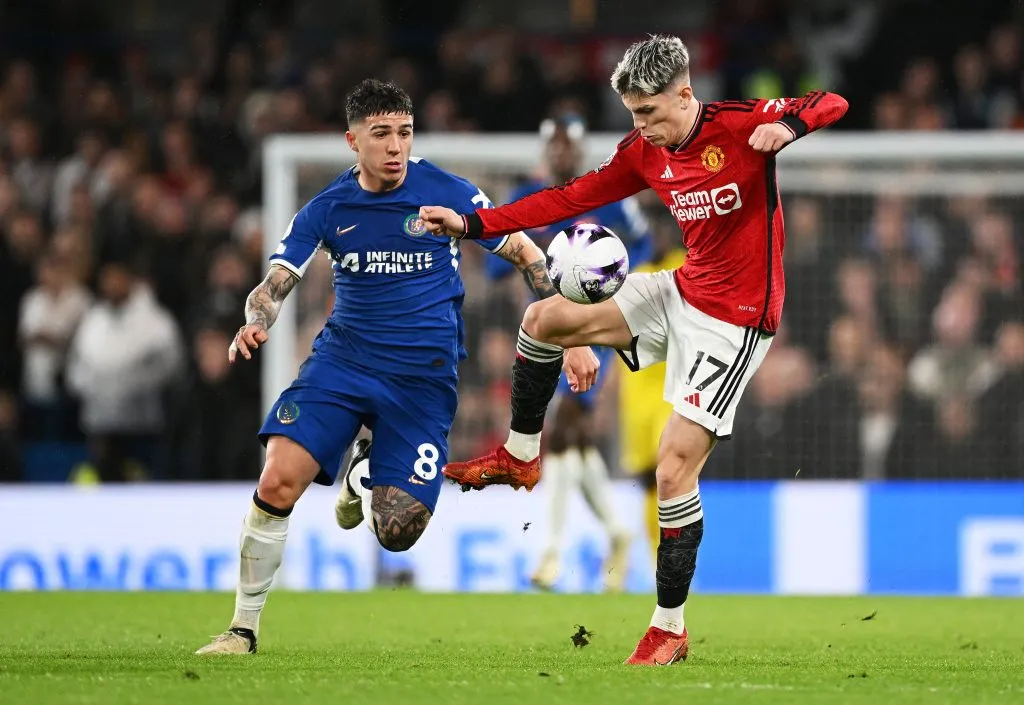 Alejandro Garnacho en Manchester United junto a Enzo Fernández de Chelsea. (Getty Images)