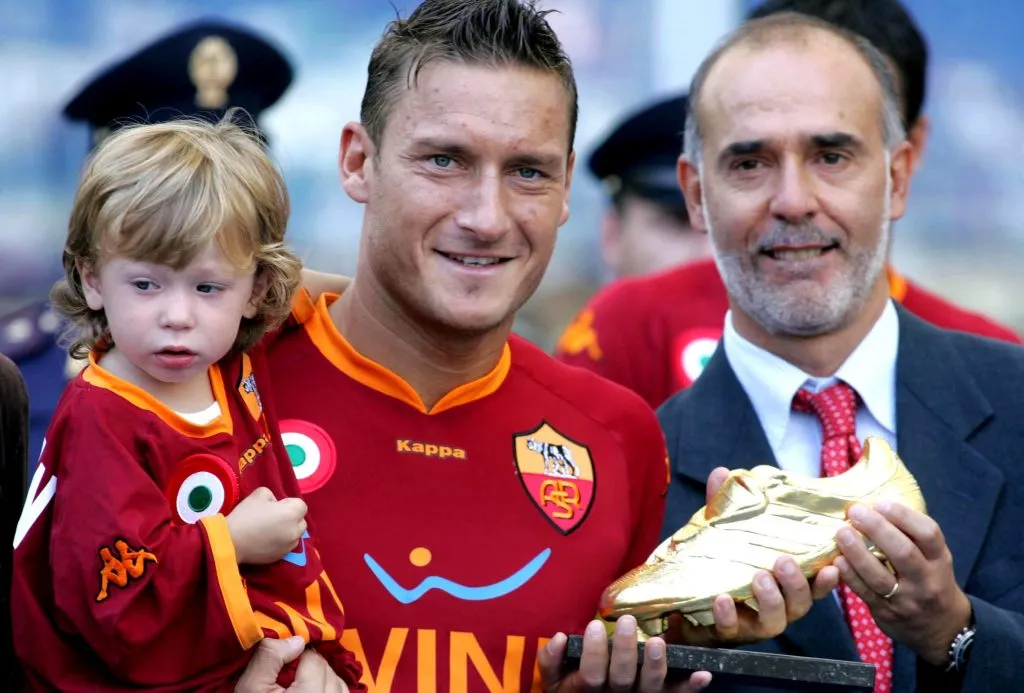 Francesco Totti durante su época como jugador, junto a su hijo Cristian. (Getty Images)