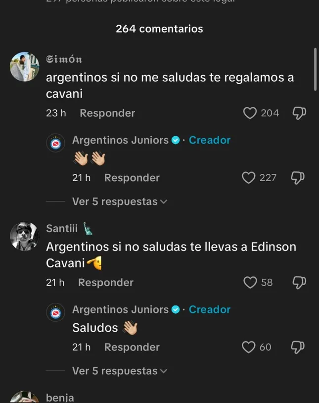 Argentinos Juniors chicaneó a Cavani.