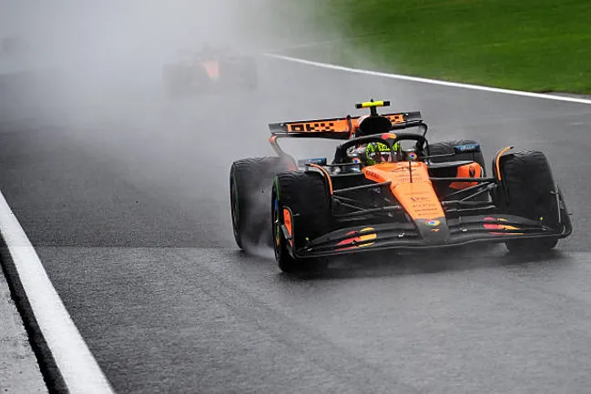 Norris cometió errores en el complicado circuito de Spa y le costó la chance de pelear por el triunfo.