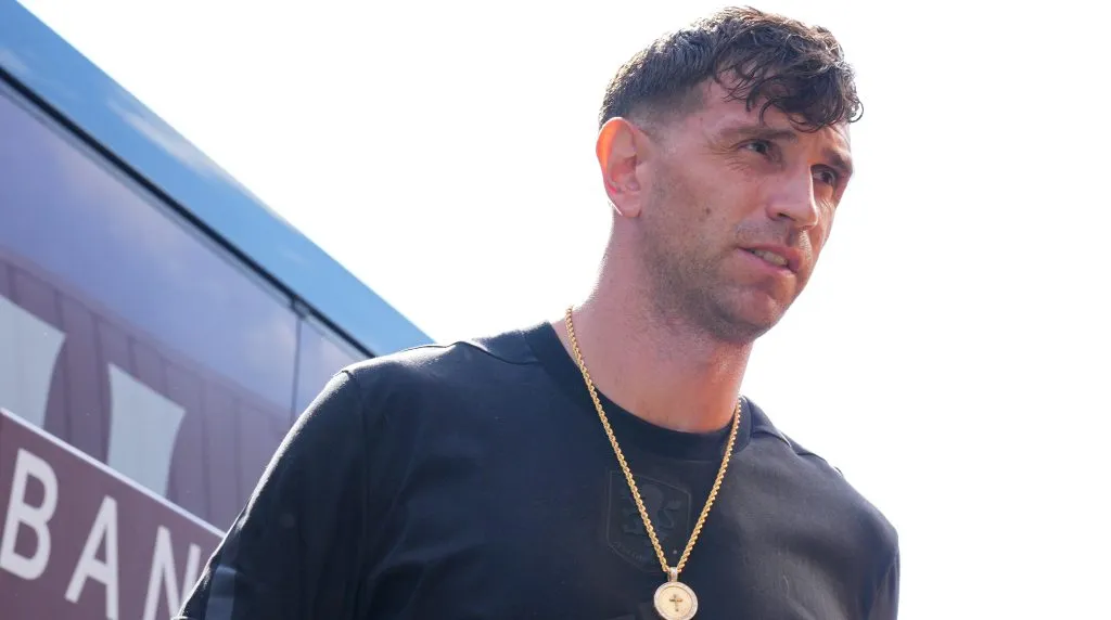 Dibu Martínez y una salida de Aston Villa que parece cada vez más lejana (Getty).