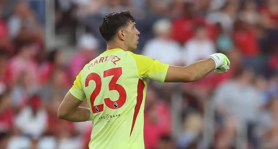 Dibu Martínez volvió a vestir la camiseta de Aston Villa en medio de los rumores de una posible salida (@emi_martinez26).